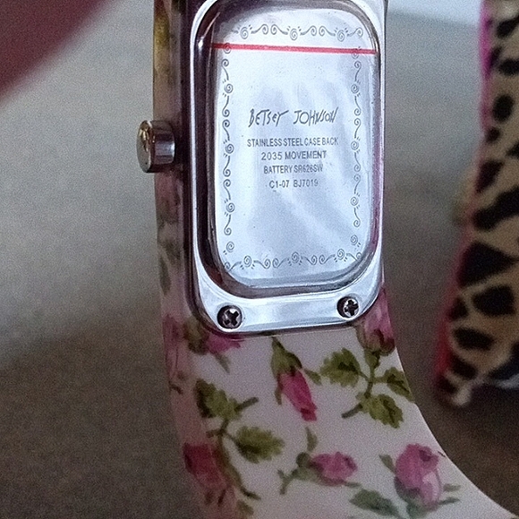 Vintage! BETSEY JOHNSON Resin Pink Rose Print Hinged Bangle Watch. New Battery!